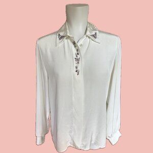 Elegant vintage blouse with delicate floral embroidery i